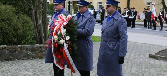 Ustrzyccy policjanci złożyli kwiaty przed pomnikiem poległych żołnierzy (ZDJĘCIA)