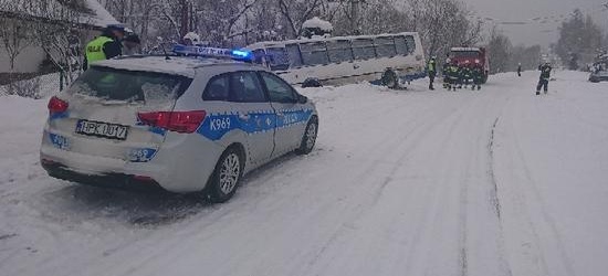 Kierujący autobusem, chcąc uniknąć zderzenia czołowego z audi, wjechał do przydrożnego rowu (ZDJĘCIE)