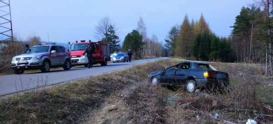 Wpadł w poślizg i dachował w przydrożnym rowie (ZDJĘCIA)