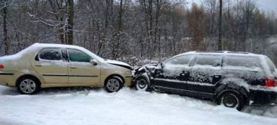 Czołówka dwóch osobówek. Jest ślisko, uważajcie! (ZDJĘCIA)