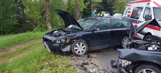 BIESZCZADY: Czołówka dwóch osobówek. 24-latka z obrażeniami trafiła do szpitala (ZDJĘCIE)