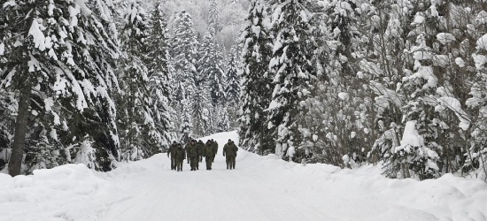 BIESZCZADY: Odprawa kadry kierowniczej pograniczników. Strażnicy przemaszerowali do granicy (ZDJĘCIA)