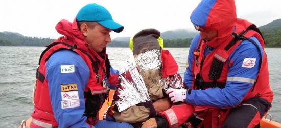 BIESZCZADY: Ewakuacja mężczyzny z półwyspu nad zalewem Solińskim (FOTO)